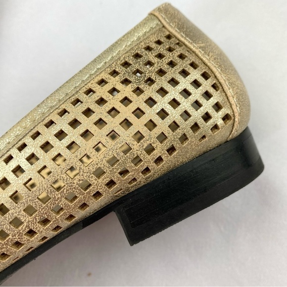 ME TOO Yale Slip On Loafer Laser Cut Rubbed Gold Size 6M (EUC) - Picture 3 of 11